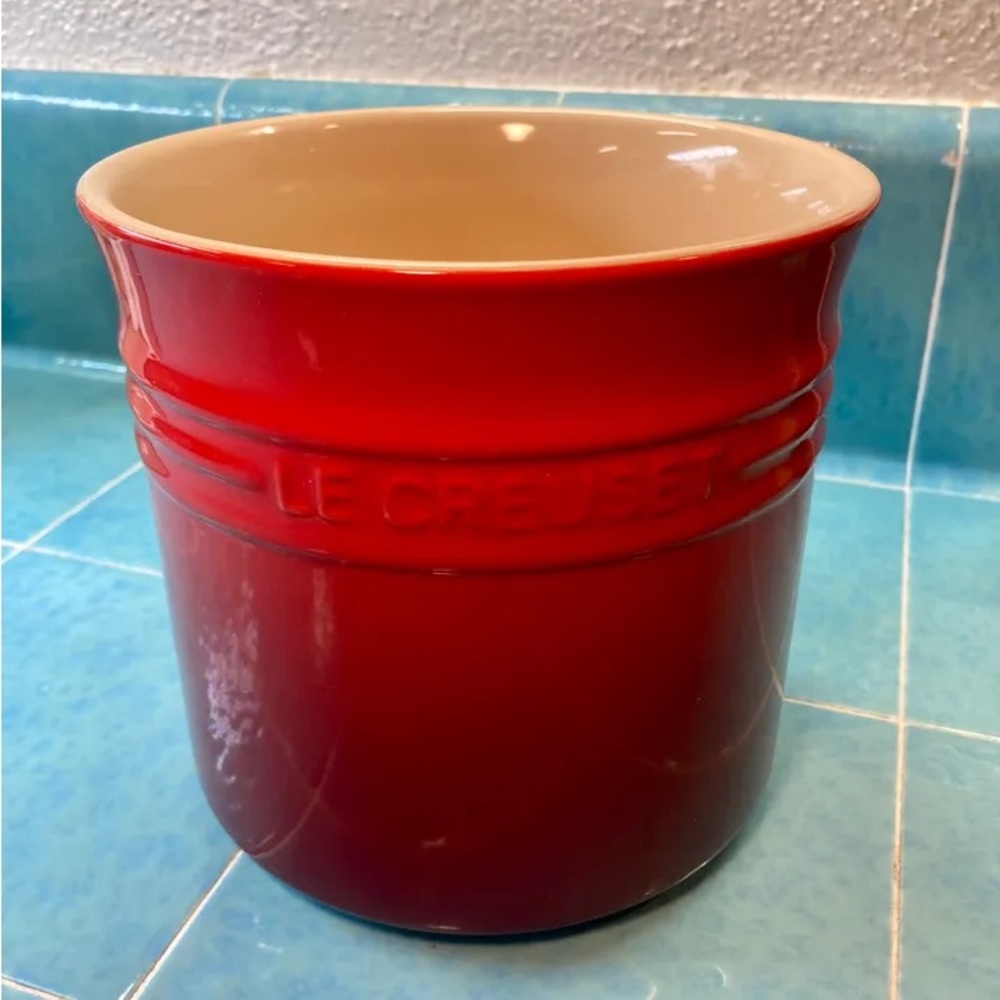New 2.3-L Le Creuset utensil holder/crock in CERISE